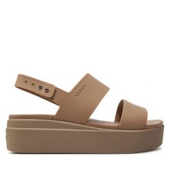 Sandały Crocs. Brązowe sandały Crocs, bez wzorów, bez obcasa, na płaskiej podeszwie, bez zapięcia. Za 199.99 zł.