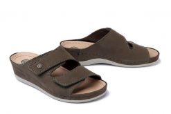 DR. BRINKMANN 700935-7 khaki, klapki profilaktyczne damskie. Zielone klapki Dr. Brinkmann, bez wzorów, bez obcasa. Za 309.90 zł.
