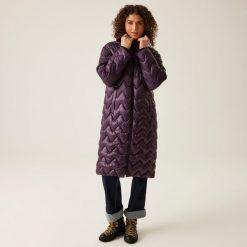 Parka damska Regatta Cambrie II. Fioletowe parki Regatta, z puchu, sportowe, bez kaptura. W wyprzedaży za 379.99 zł.