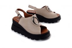Artiker Relaks 56C0111 Beżowy, sandały damskie. Brązowe sandały Artiker Relaks, bez wzorów, ze skóry, bez obcasa, na koturnie, bez zapięcia. Za 284.90 zł.