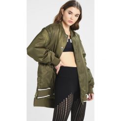 Ivy Park BADGE LOGO PATCH JACKET Krótki płaszcz sage. Zielone kurtki sportowe marki Ivy Park, m, z materiału. W wyprzedaży za 447.85 zł.