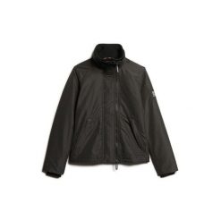 Kurtka przeciwwiatrowa dla kobiet Superdry. Czarne kurtki sportowe Superdry, bez wzorów, z softshellu, bez kaptura, trekkingowe. W wyprzedaży za 361.85 zł.