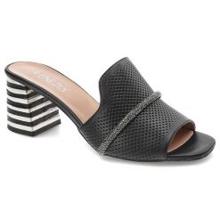 Czarne Klapki Venezia Eleganckie Skórzane Buty. Czarne klapki Venezia, bez wzorów, ze skóry, bez obcasa, na obcasie. Za 329.00 zł.