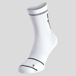 Skarpety Odlo CERAMICOOL REFLECTIVE. Białe skarpety Odlo, bez wzorów. Za 81.08 zł.