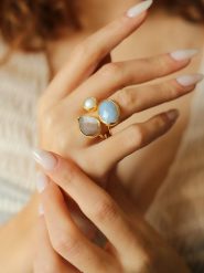 L'Atelier de Gaia Pozłacany pierścionek z kamieniami szlachetnymi i perłą rozmiar: onesize. Brązowe pierścionki L'Atelier de Gaia, z opalem, pozłacane. Za 74.28 zł.