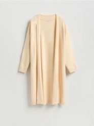 Długi kardigan z wiskozą - kremowy. Białe kardigany Reserved, l, bez wzorów, z dzianiny. Za 159.99 zł.