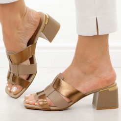 Beżowe skórzane klapki damskie na obcasie M.Daszyński 25134-3. Brązowe klapki M.Daszyński, bez wzorów, ze skóry, bez obcasa, na obcasie. Za 199.00 zł.