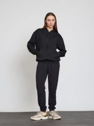 BGN Spodnie dresowe w kolorze czarnym rozmiar: 38. Czarne spodnie dresowe BGN, bez wzorów, z dresówki. Za 108.99 zł.