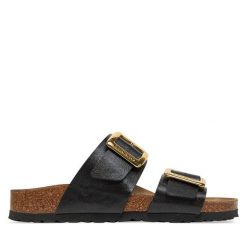 Klapki Birkenstock. Czarne klapki Birkenstock, bez wzorów, bez obcasa. Za 439.99 zł.