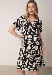 Czarna Pudełkowa Sukienka z Wiskozy z Dekoltem w Serek w Abstrakcyjny Wzór Cresom. Czarne sukienki Born2be, do pracy, l, bez wzorów, z tkaniny, biznesowe, bez kołnierzyka, plus size, bez ramiączek, midi, kopertowe. Za 79.99 zł.