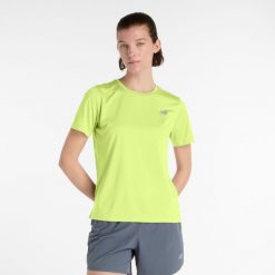 Koszulka damska New Balance WT41222AFG – zielona. Zielone bluzki New Balance, m, bez wzorów, z materiału, eleganckie, bez kołnierzyka, bez ramiączek. Za 149.99 zł.