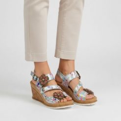 Sandały damskie Laura Vita, stabilny klin lekka podeszwa miękka wkładka wygodne zapięcie dobre podparcie stopy efektowne zdobienia, beżowe, 22 AS308-. Brązowe sandały Laura Vita, z aplikacjami, z jeansu, bez obcasa, na koturnie, bez zapięcia. Za 339.00 zł.