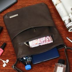 Ciemnobrązowa skórzana listonoszka damska torebka na ramię Beltimore 934. Brązowe torby na ramię bez wzorów, na ramię, bez dodatków. Za 189.99 zł.