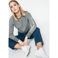Calvin Klein Jeans - Bluza. Szare bluzy sportowe Calvin Klein Jeans, l, z nadrukiem, z bawełny, bez kaptura. W wyprzedaży za 239.90 zł.