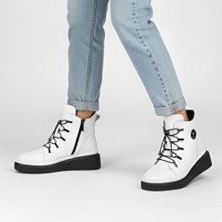 Botki damskie Filippo, płaskie i codzienne ze skóry naturalnej, białe, DBT7416-25-WH. Białe botki Filippo, na zimę, bez wzorów, ze skóry, bez obcasa, na płaskiej podeszwie, bez zapięcia. Za 246.99 zł.