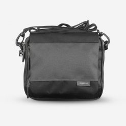 Torba z kieszeniami Forclaz Travel. Czarne torby na ramię FORCLAZ, bez wzorów, z poliesteru, na ramię, bez dodatków. Za 39.99 zł.