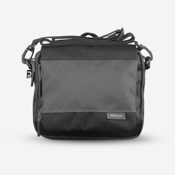 Torba z kieszeniami Forclaz Travel. Czarne torby na ramię FORCLAZ, bez wzorów, z materiału, klasyczne, na ramię, bez dodatków. Za 39.99 zł.