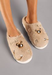 Ciemnobeżowe Kapcie na Płaskiej Podeszwie z Futerkiem Ozdobione Łańcuszkiem i Cyrkoniami Reanivia. Brązowe obuwie domowe Renee, z aplikacjami, z dresówki, bez zapięcia. Za 79.99 zł.