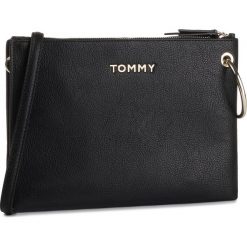 Torebka TOMMY HILFIGER - Item Statement Clutch AW0AW07048 002. Czarne listonoszki TOMMY HILFIGER, bez wzorów, ze skóry, wizytowe, bez dodatków. W wyprzedaży za 239.00 zł.