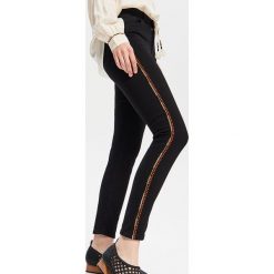 Jeansy slim z lampasem - Czarny. Jeansy Reserved. W wyprzedaży za 59.99 zł.