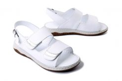 ARTIKER RELAKS 56C0459 biały, sandały damskie. Białe sandały Artiker Relaks, bez wzorów, sportowe, bez obcasa, na płaskiej podeszwie, bez zapięcia. Za 239.90 zł.