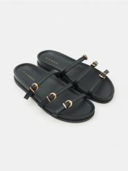 Klapki z potrójnym paskiem i klamrami - czarny. Czarne klapki Sinsay, bez wzorów, bez obcasa. Za 49.99 zł.