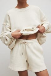 Krótkie spodenki ze sznurkiem w kolorze BRIGHT BEIGE - PROSPER. Brązowe szorty Marsala, bez wzorów, z bawełny, klasyczne. Za 249.90 zł.