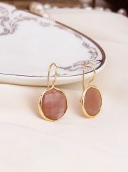 L'Atelier de Gaia Pozłacane kolczyki z kamieniami słonecznymi rozmiar: onesize. Różowe kolczyki L'Atelier de Gaia, pozłacane, z zapięciem typu bigiel. Za 74.28 zł.