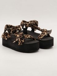 Bellucci Sandały w kolorze jasnobrązowo-czarnym rozmiar: 37. Brązowe sandały Bellucci, bez wzorów, klasyczne, z otwartym noskiem, bez obcasa, na platformie, bez zapięcia. Za 82.99 zł.