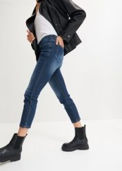 "Dżinsy ""komfort-stretch"" z rozcięciami, dł. 7/8". Niebieskie jeansy bonprix, bez wzorów. Za 77.99 zł.