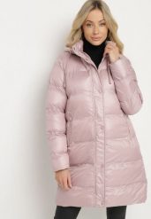 Różowa Pikowana Kurtka o Długim Kroju z Kapturem Kieszeniami i Dwustronnym Suwakiem Sanarose. Czerwone kurtki narciarskie Born2be, l, bez wzorów, z jeansu, z kapturem, narciarskie. Za 99.99 zł.