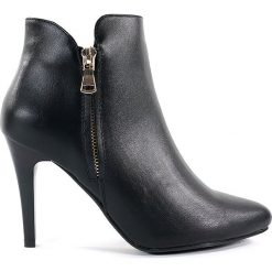 BOTKI DAMSKIE SER BT0502 CZA. Botki Sergio Leone, bez wzorów, z materiału, bez obcasa, bez zapięcia. Za 49.00 zł.