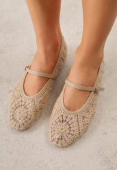 Ciemnobeżowe Plecione Balerinki Boho w Stylu Mary Jane z Siateczki Raithea. Brązowe baleriny Renee, w ażurowe wzory, z okrągłym noskiem, bez obcasa. Za 89.99 zł.