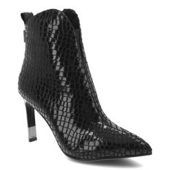 Botki damskie S. Barski, na szpilce z noskiem w szpic skórzane na zamek i za kostkę, czarne, CR52-705. Czarne botki S.BARSKI, bez wzorów, z lakierowanej skóry, za kostkę, bez obcasa, na obcasie, bez zapięcia. Za 329.00 zł.