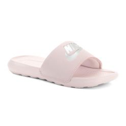 Klapki damskie Nike Victori One Slide. Czerwone klapki Nike, bez wzorów, bez obcasa. Za 189.00 zł.
