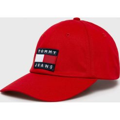 Tommy Hilfiger - Czapka. Czerwone czapki TOMMY HILFIGER, bez wzorów, z bawełny. W wyprzedaży za 129.90 zł.