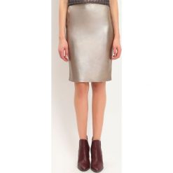 SPÓDNICA REGULARNA DAMSKA GŁADKA. Czerwone spódnice TOP SECRET, na jesień, bez wzorów, eleganckie, dopasowane. W wyprzedaży za 39.99 zł.