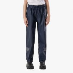 Spodnie przeciwdeszczowe Junior Swedemount Väderöarna Pants wodoodporne. Czarne spodnie sportowe SWEDEMOUNT, na lato, bez wzorów, z tkaniny, trekkingowe. Za 169.99 zł.