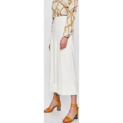 Vero Moda - Spodnie. Białe spodnie materiałowe Vero Moda, na co dzień, l, bez wzorów, z elastanu. W wyprzedaży za 119.90 zł.