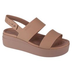Sandały Crocs Brooklyn Low Wedge 206453-2EL beżowy. Brązowe sandały bez wzorów, bez obcasa, na koturnie, bez zapięcia. Za 363.00 zł.