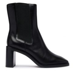 Botki Calvin Klein. Czarne botki Calvin Klein, bez wzorów, bez obcasa, na słupku, bez zapięcia. Za 799.99 zł.