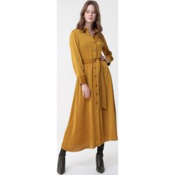 Żółta Sukienka Solfatara. Żółte sukienki Born2be, l, bez wzorów, z materiału, bez kołnierzyka, bez ramiączek, maxi, koszulowe. Za 119.99 zł.