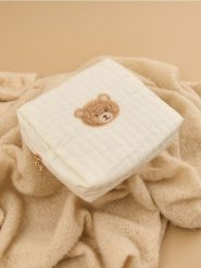 Kosmetyczka z naszywką misia - kremowy. Białe kufry i kosmetyczki Sinsay, z aplikacjami, bez dodatków. Za 19.99 zł.