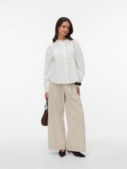 Vero Moda Bluzka w kolorze białym rozmiar: L. Białe bluzki Vero Moda, l, bez wzorów, z bawełny, bez kołnierzyka, bez ramiączek. Za 144.95 zł.