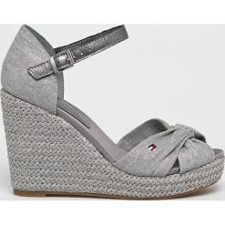 Tommy Hilfiger - Sandały. Szare sandały TOMMY HILFIGER, bez wzorów, z materiału, bez obcasa, na koturnie, bez zapięcia. W wyprzedaży za 299.90 zł.