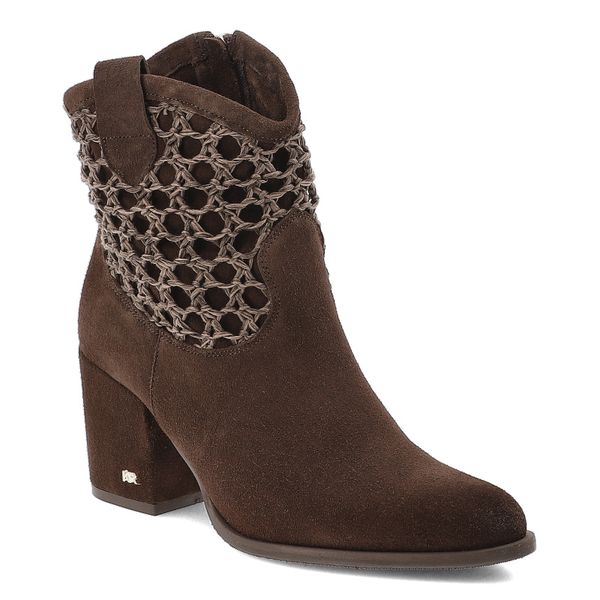Brązowe Botki Karino Stylowe Kowbojki Damskie. Brązowe botki Karino, w ażurowe wzory, z weluru, bez obcasa, na obcasie, bez zapięcia. Za 449.00 zł.