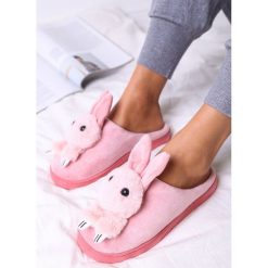 Ciemnoróżowe Kapcie Orinnell. Czerwone obuwie domowe Renee, bez wzorów, z weluru, z okrągłym noskiem, bez zapięcia. Za 19.99 zł.