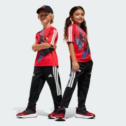 Koszulka Adidas Marvel Spider-Man. Białe bluzki Adidas, bez wzorów, z materiału, sportowe, bez kołnierzyka, bez ramiączek. Za 126.55 zł.