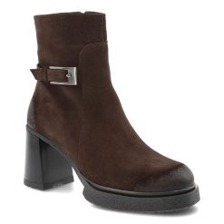 Czekoladowe Botki Armodo Eleganckie Obuwie Damskie. Brązowe botki Armodo, bez wzorów, bez obcasa, na obcasie, bez zapięcia. Za 365.99 zł.