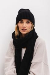 WEŁNIANY SZALIK GILDA CZARNY One size - Flawless. Czarne szaliki Flawless, bez wzorów, z wełny. Za 246.50 zł.
